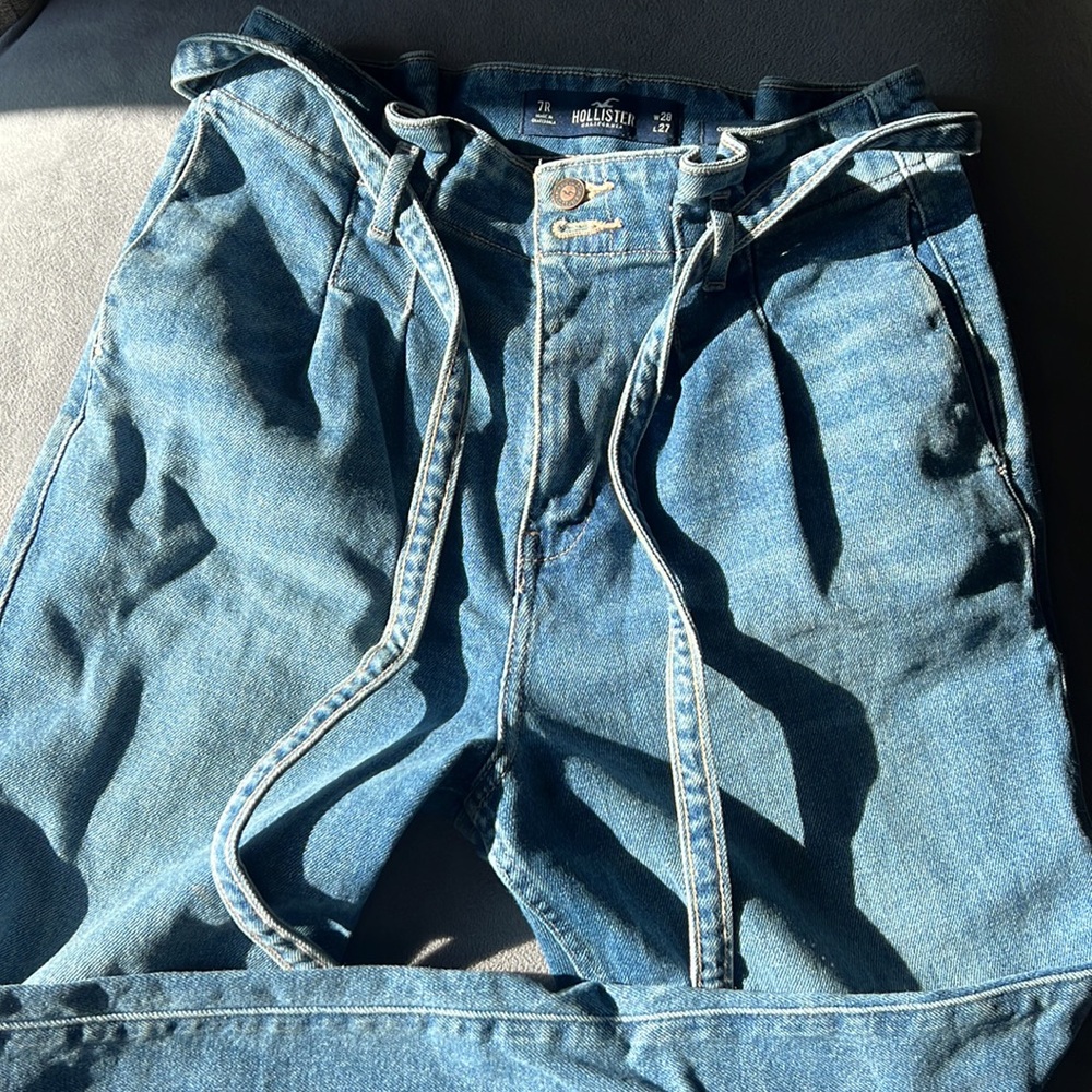 Hollister Curvy Ultra High-Rise Mom Jeans